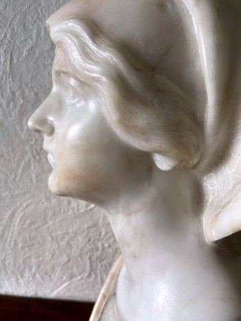 Busto di giovane donna