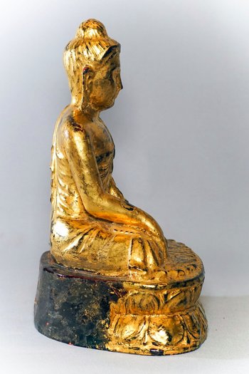 Buddha birmano in legno laccato e dorato a foglia d'oro