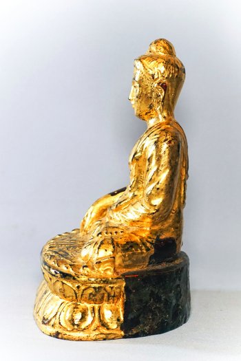 Buddha birmano in legno laccato e dorato a foglia d'oro