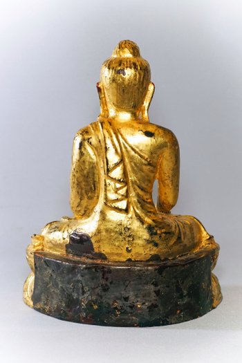 Buddha birmano in legno laccato e dorato a foglia d'oro