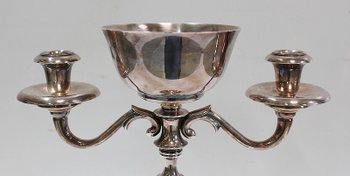 Ein Paar Kerzenständer aus versilbertem Metall - 20.