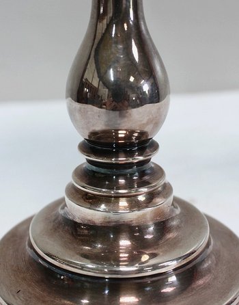 Ein Paar Kerzenständer aus versilbertem Metall - 20.