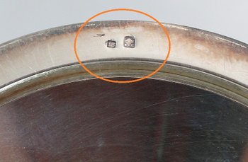 Ein Paar Kerzenständer aus versilbertem Metall - 20.