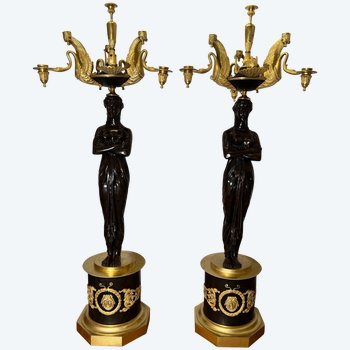 Coppia di importantissimi candelabri in bronzo dorato e patinato di epoca Impero