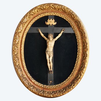 Christ En Ivoire d'époque XVIIIème Dans Son Cadre Bois Doré