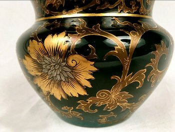 Vase opaline verte et décor de fleurs or. XIXe