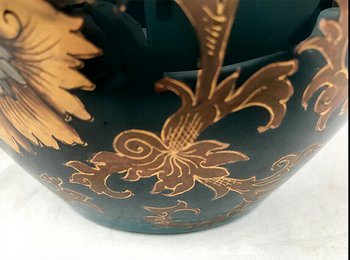 Vase opaline verte et décor de fleurs or. XIXe
