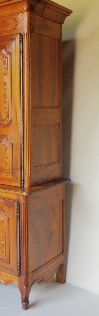 Buffet Deux Corps En Noyer, XVIIIe Siècle.