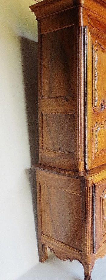 Buffet Deux Corps En Noyer, XVIIIe Siècle.