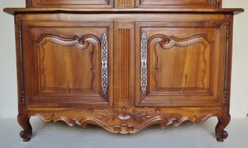 Buffet Deux Corps En Noyer, XVIIIe Siècle.
