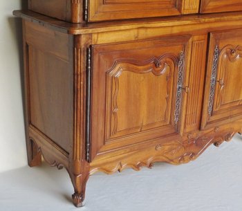 Buffet Deux Corps En Noyer, XVIIIe Siècle.