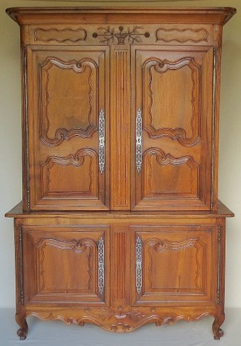 Buffet Deux Corps En Noyer, XVIIIe Siècle.