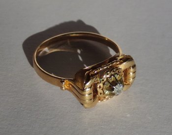 Anello in oro e diamanti.