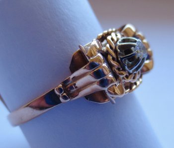 Anello in oro e diamanti.