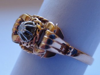 Anello in oro e diamanti.