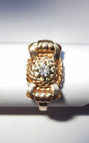 Anello in oro e diamanti.