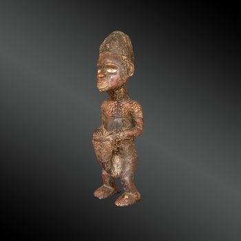 STATUETTA raffigurante TAMBOURINARIO Cultura Kongo, Repubblica Democratica del Congo Prima metà del XX secolo