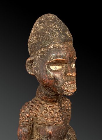 STATUETTA raffigurante TAMBOURINARIO Cultura Kongo, Repubblica Democratica del Congo Prima metà del XX secolo