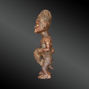 STATUETTA raffigurante TAMBOURINARIO Cultura Kongo, Repubblica Democratica del Congo Prima metà del XX secolo