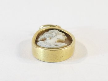 Ciondolo in oro 18 carati con cammeo di giovane donna