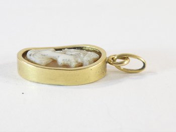 Ciondolo in oro 18 carati con cammeo di giovane donna