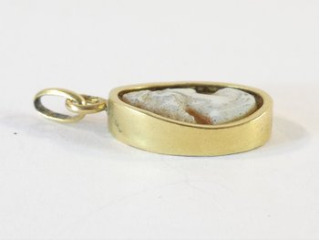 Ciondolo in oro 18 carati con cammeo di giovane donna