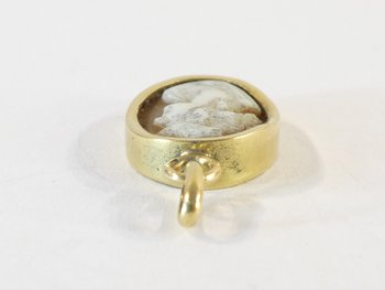 Ciondolo in oro 18 carati con cammeo di giovane donna
