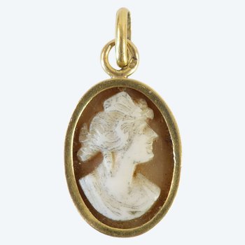 Ciondolo in oro 18 carati con cammeo di giovane donna