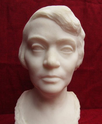 Busto di donna in marmo