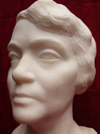 Busto di donna in marmo