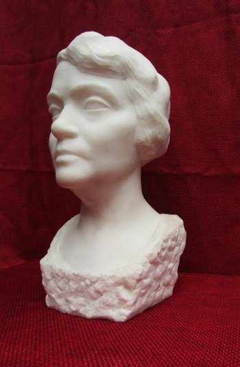 Busto di donna in marmo