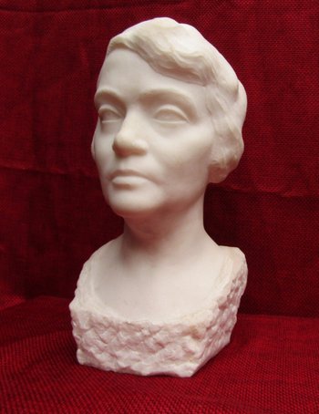 Busto di donna in marmo
