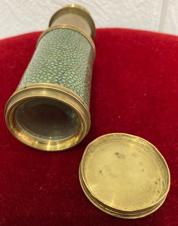 Lorgnette en galuchat teinté vert cerclé de laiton doré, à un tube en laiton doré, signé "Dollond London". XVIII siècle