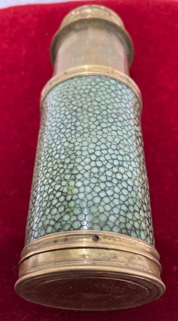 Lorgnette en galuchat teinté vert cerclé de laiton doré, à un tube en laiton doré, signé "Dollond London". XVIII siècle