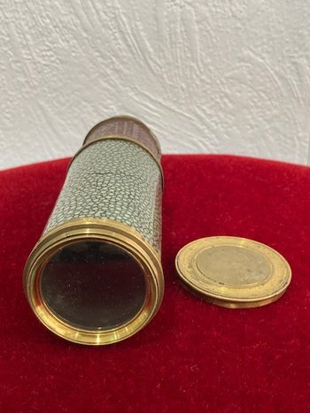 Lorgnette aus grün gefärbtem Rochenleder mit vergoldetem Messingring, an einem mit bordeauxrotem Leder umwickelten Rohr, signiert "Dollond London". XVIII. Jahrhundert
