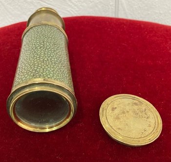 Lorgnette aus grün getöntem Galuchat mit vergoldetem Messingring, an einer vergoldeten Messingröhre, signiert "Dollond London".  XVIII. Jahrhundert