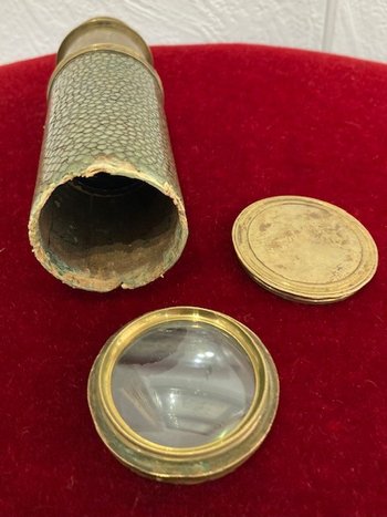 Lorgnette aus grün getöntem Galuchat mit vergoldetem Messingring, an einer vergoldeten Messingröhre, signiert "Dollond London".  XVIII. Jahrhundert