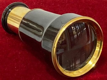 Lorgnette à un tirage en laiton doré et écaille signée "PLÖSS IN WIEN"  - Fin XIX - Début XX siècle
