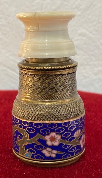 Lorgnetta in ottone e smalto cloisonné con sfondo blu decorato con fiori - XIX secolo