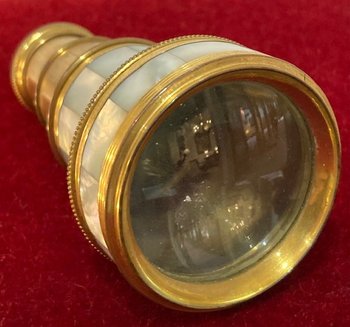 Lorgnette à deux tirages en laiton et nacre. Epoque première moitié du XIXème.