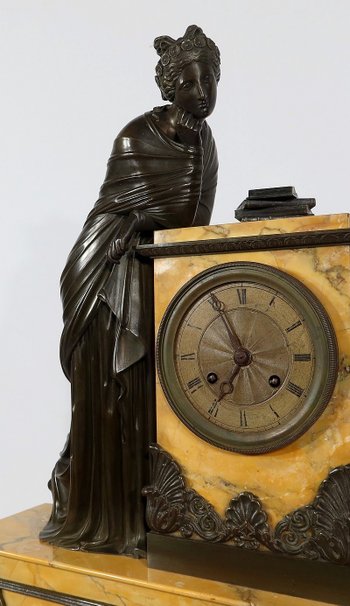 Bedeutende Kamingarnitur aus gelbem Siena-Marmor und patinierter Bronze, Epoche Empire - Anfang 19.
