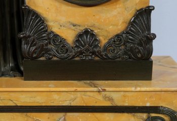 Bedeutende Kamingarnitur aus gelbem Siena-Marmor und patinierter Bronze, Epoche Empire - Anfang 19.