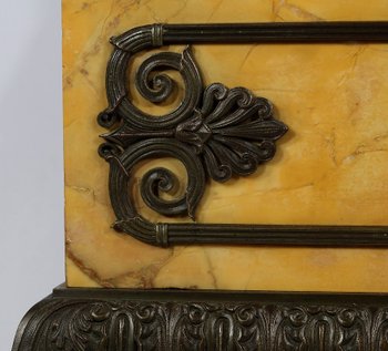 Bedeutende Kamingarnitur aus gelbem Siena-Marmor und patinierter Bronze, Epoche Empire - Anfang 19.