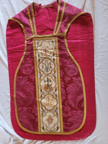 Chasuble en damas rouge cerise et broderie, époque XIXe siècle