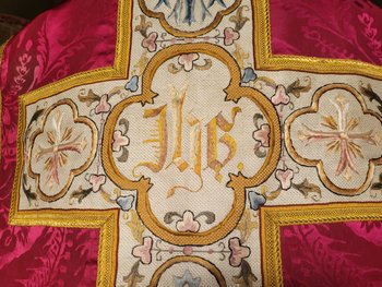 Chasuble en damas rouge cerise et broderie, époque XIXe siècle