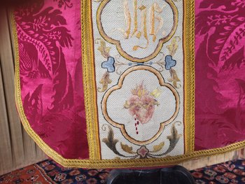 Chasuble en damas rouge cerise et broderie, époque XIXe siècle