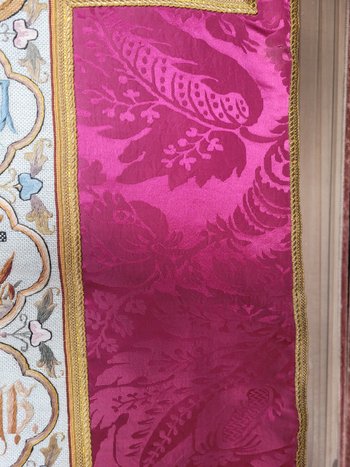 Chasuble en damas rouge cerise et broderie, époque XIXe siècle