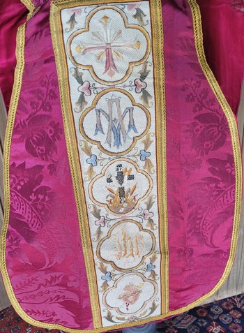 Chasuble en damas rouge cerise et broderie, époque XIXe siècle