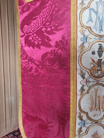 Chasuble en damas rouge cerise et broderie, époque XIXe siècle