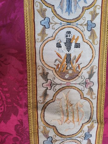 Chasuble en damas rouge cerise et broderie, époque XIXe siècle